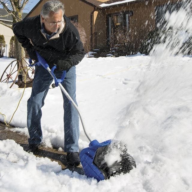How does snow shovel work
