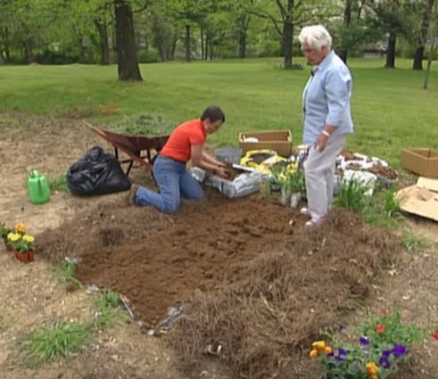 Two women demonstrating on how to make a lasagna gardening.