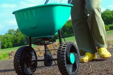 What Type of Spreader is Best for Large Yards: Ultimate Guide