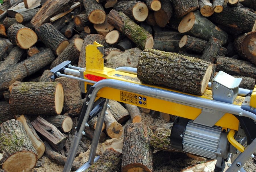 electric log splitter with wood and trunks
