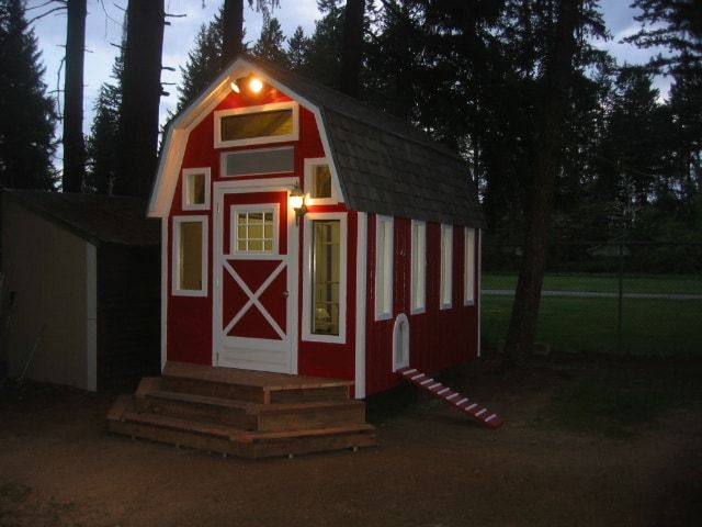 Gopherboyfarms Chicken Coop in red white paint color