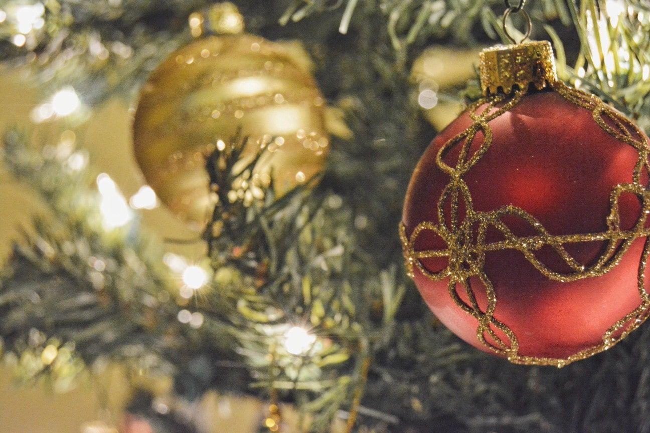 27 of the Best Red and Gold Christmas Tree Ideas [2021]