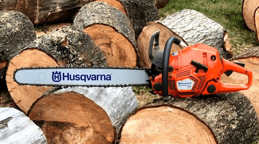 Our 2020 Review of the Husqvarna 555 Chainsaw