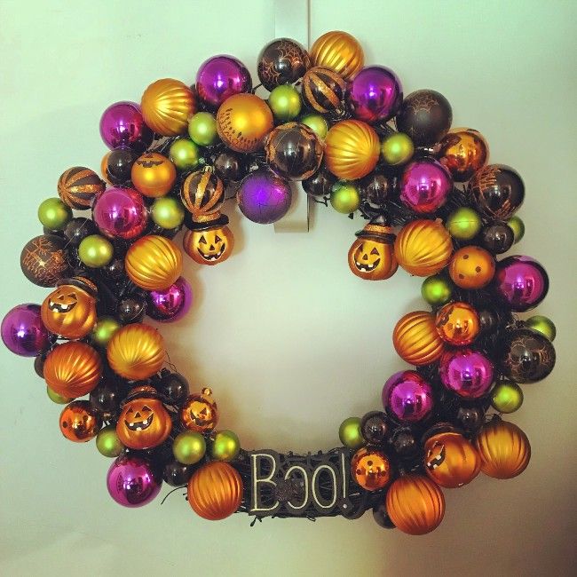 Halloween ornament wreath that says Boo!
