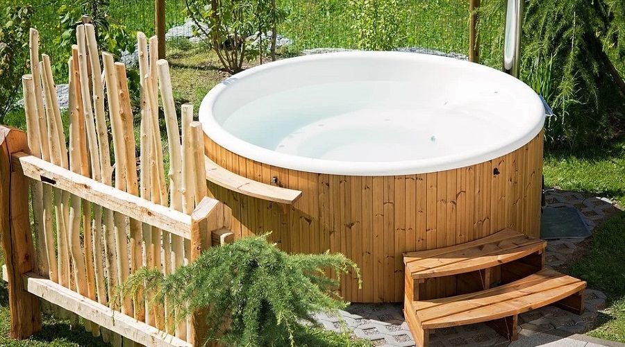 16 Brilliant Hot Tub Bar Ideas for Your Outdoor Spa