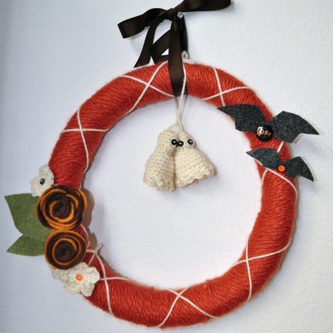 Yarn and felt Halloween wreath with miniature ghosts and bats