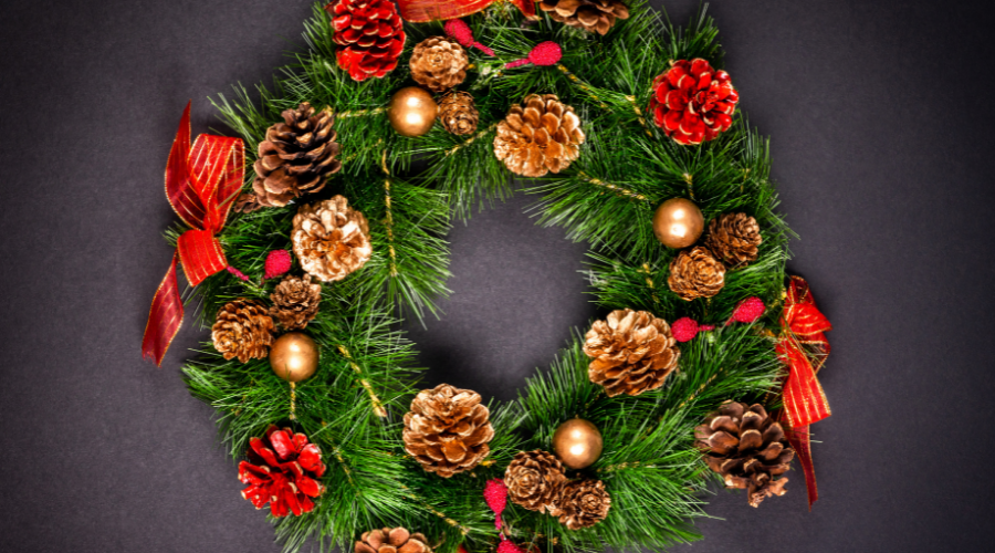 Christmas Wreath with Pinecones