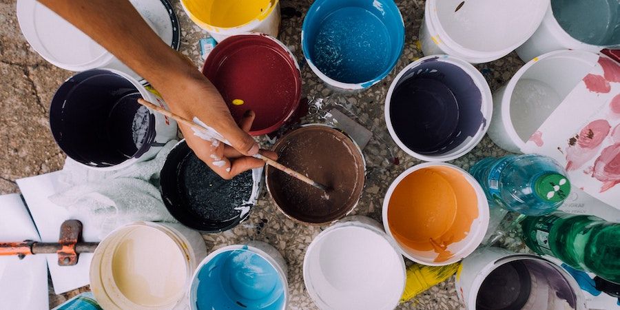 Paint pots with many different colors 