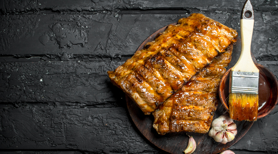 Grilled ribs with sauce