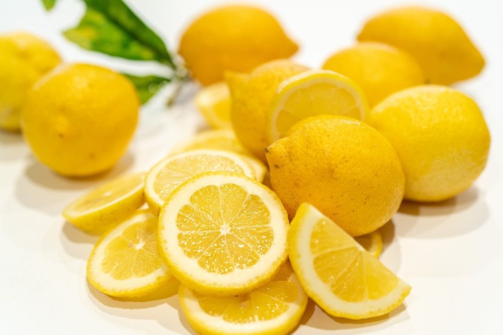 whole lemons and slices of yellow lemons