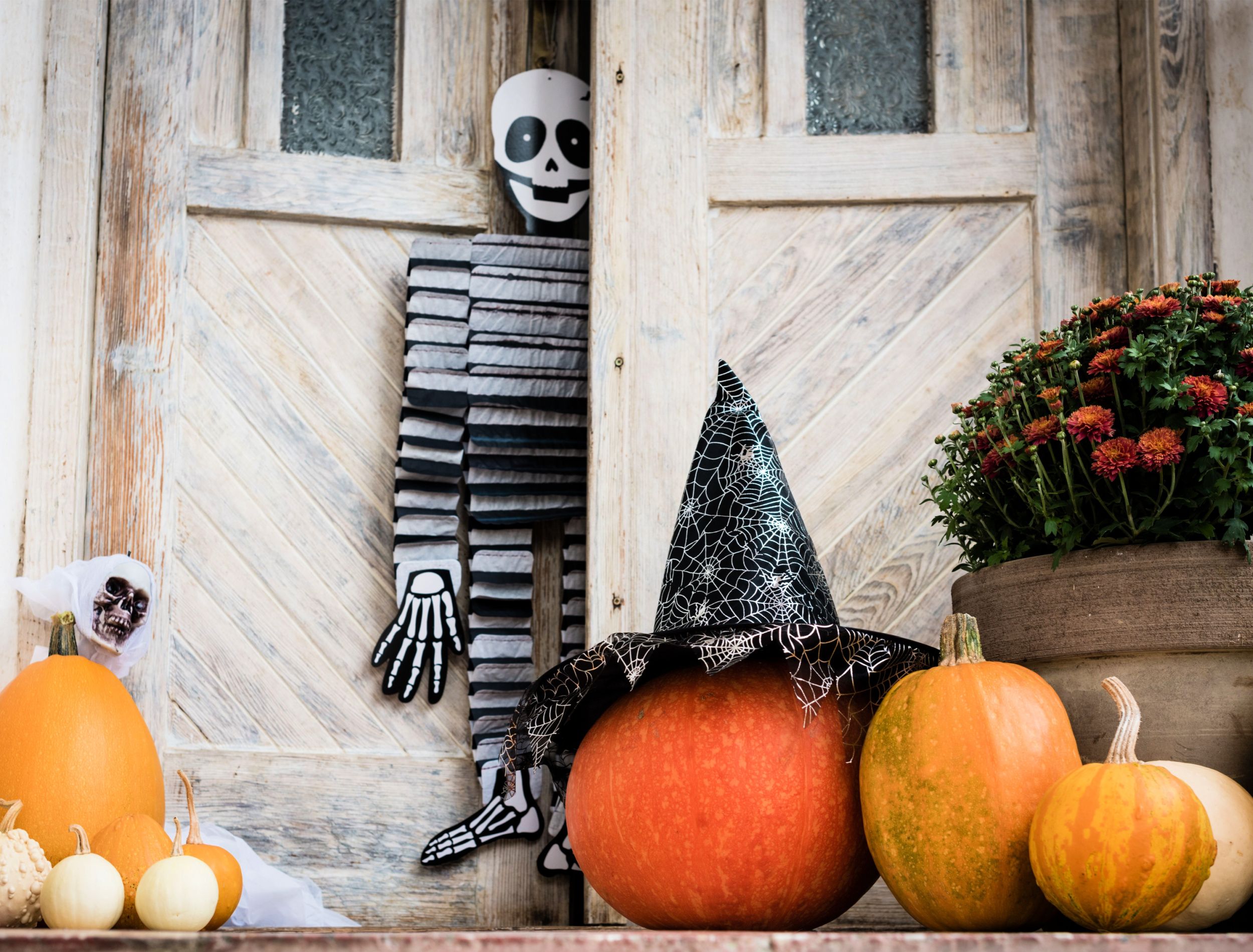 13 Scary Front Porch Ideas For Halloween
