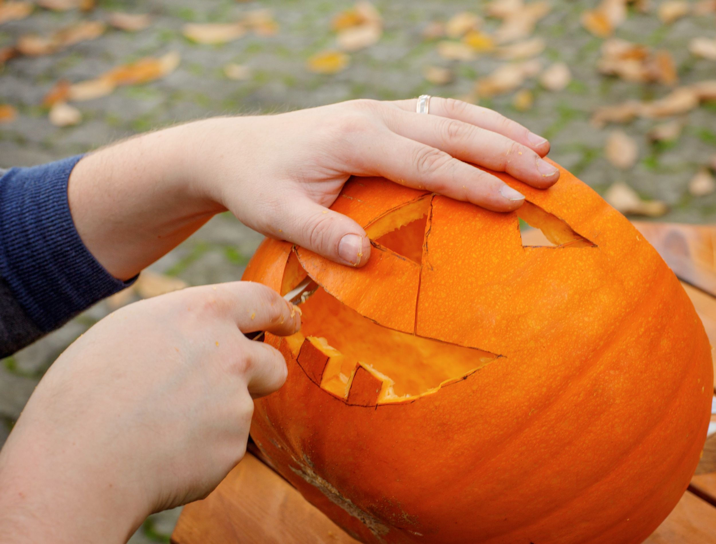 How To Carve Pumpkins   Hollowing Out A Pumpkin To Prepare Halloween Lanter 