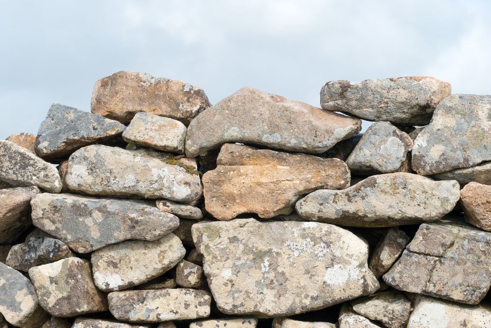 Balanced stone retaining wall