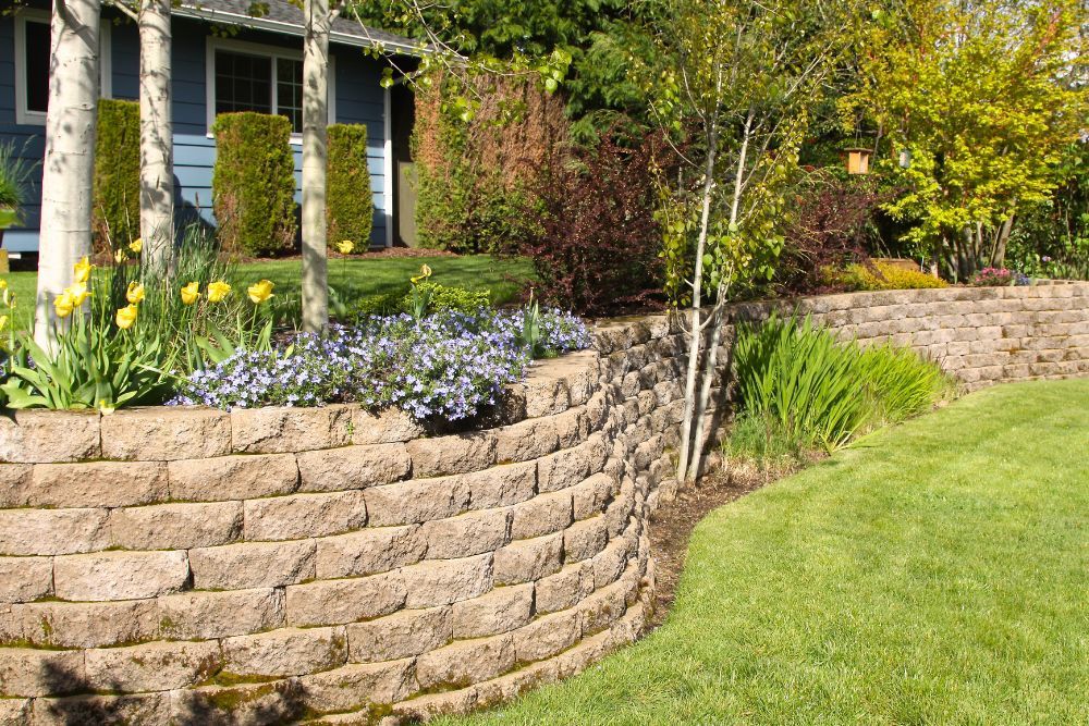 Curved retaining wall