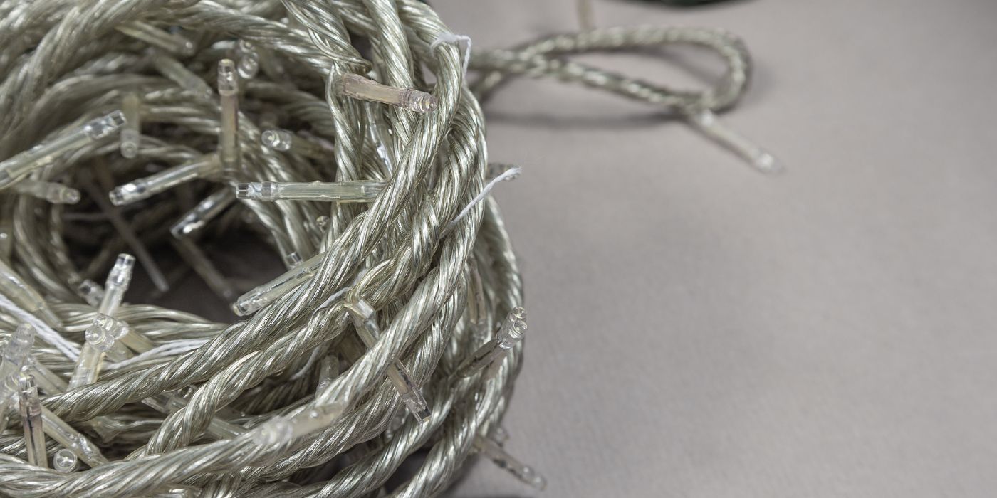 Store Christmas Lights Using a Paper Towel Roll