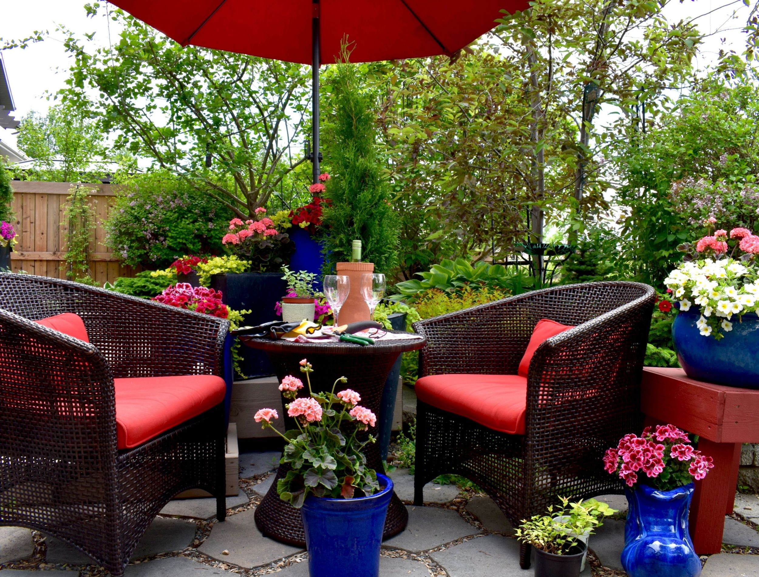 Backyard Design Ideas: Create a Colorful Outdoor Nook