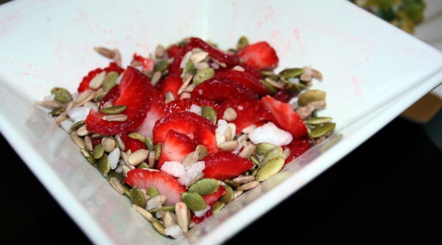 Pumpkin seeds, feta and strawberries in a salad